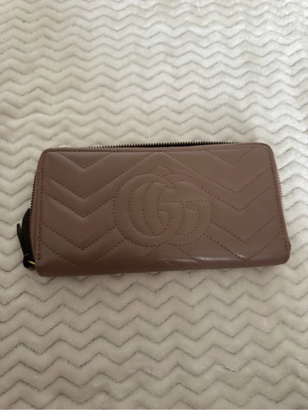 Gucci Mauve Taupe Chevron Quilted GG Zip Wallet with Gold Hardware